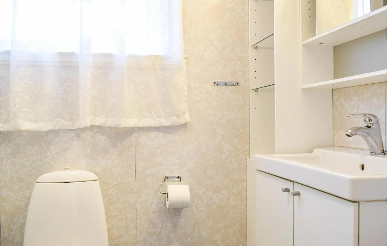 Stunning Home In Urangsvag Bomlo Дом отдыха